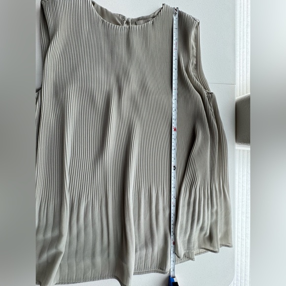 H&M Gray Sleeveless Pleated Blouse Size Small - Picture 7 of 7